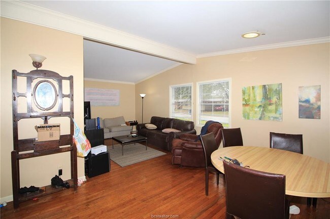 Building Photo - 406 Timber St
