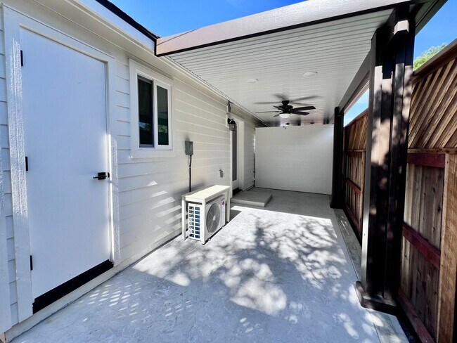 Foto del edificio - $1,595 Clovis Cottage,  1 Bed / 1 bath - 5th & Sunnyside Ave. / Solar Included!