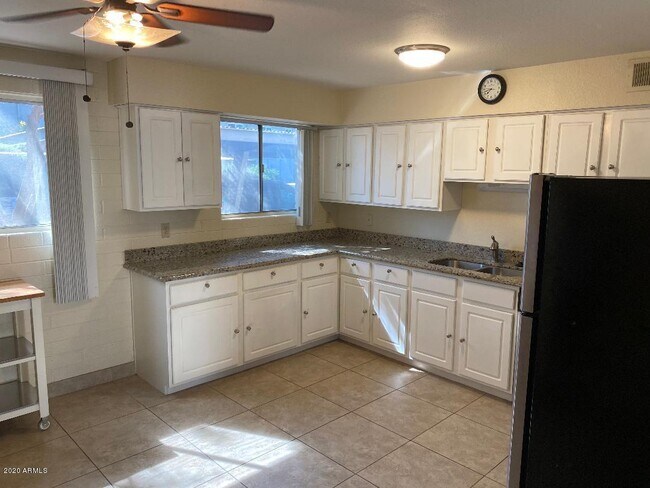 Foto del edificio - 4111 E Camelback Rd