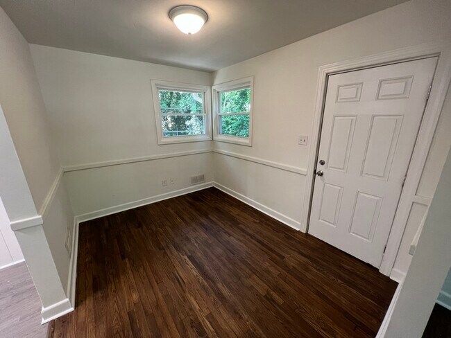 Building Photo - 320 Crestview Dr