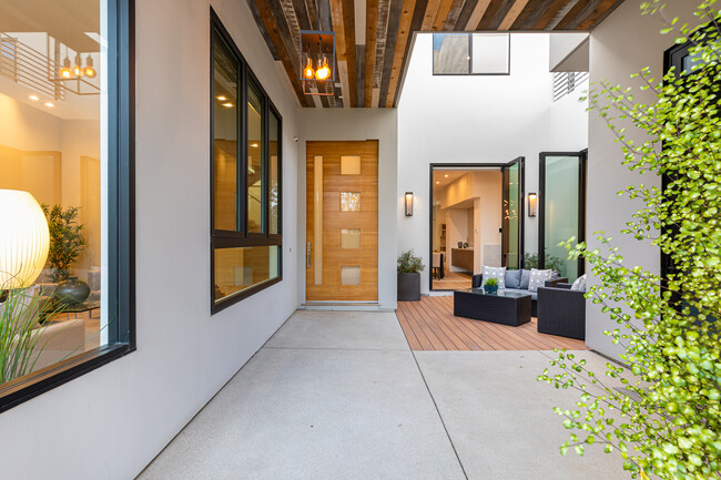 Foto del edificio - 4175 Greenbush Ave