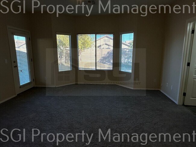 Building Photo - Great single level home ready fro your mov...