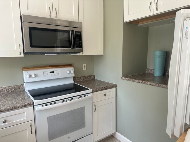 Cocina luminosa actualizada - 1 Appletree Ln