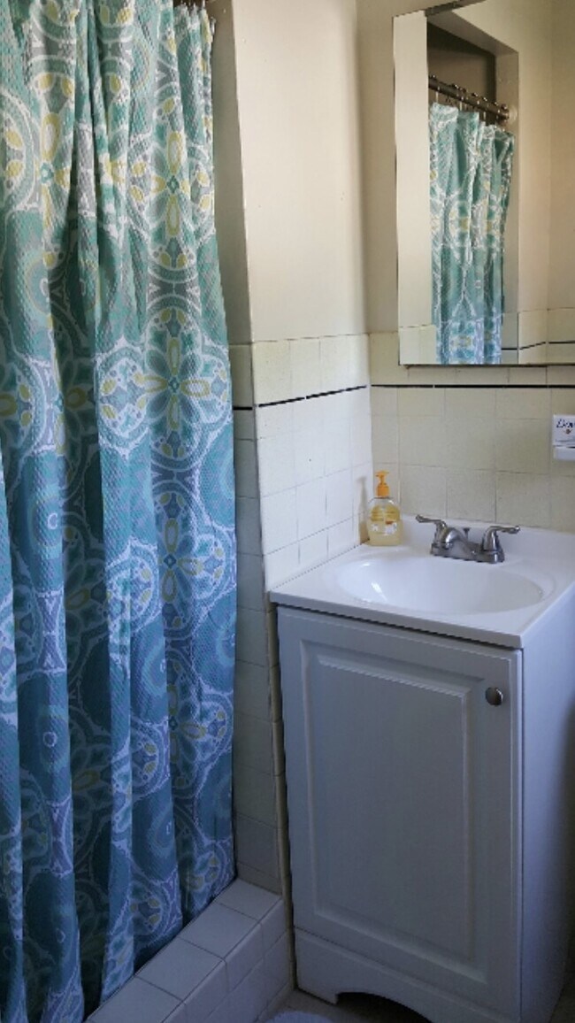 Building Photo - 1 31st St