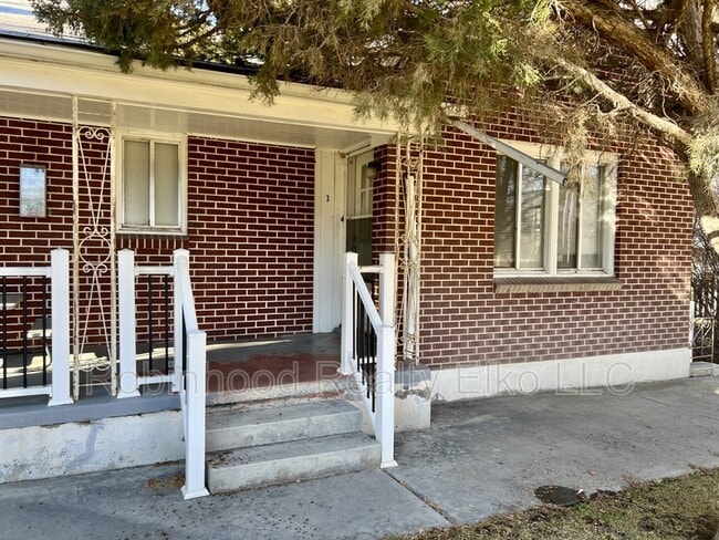 Building Photo - 345 Maple St