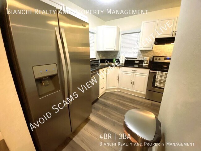 Building Photo - 4/2.5 St Pete Home, Easy Access to Downtow...