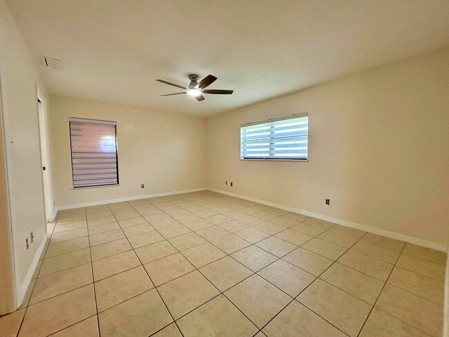 Foto del edificio - 328 W Sugarland Cir