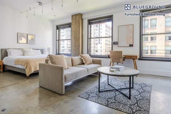 Building Photo - 810 S Spring St