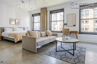 Building Photo - 810 S Spring St