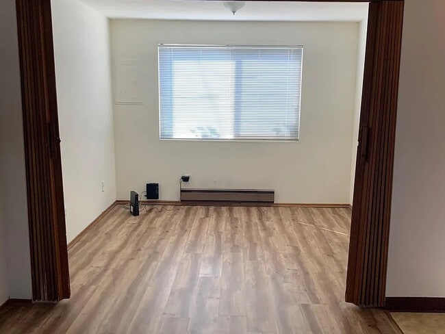 Den - 9211 Woodlawn Ave N
