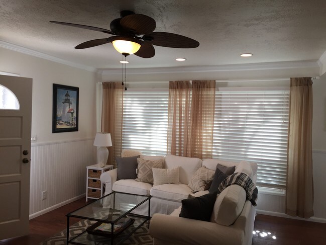 Sala de estar con muchas ventanas, ventilador de techo y aire acondicionado. - 820 Alabama St