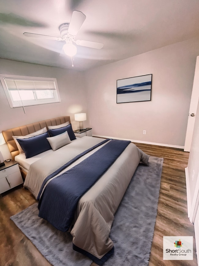 Building Photo - 2 bed 1 bath Duplex Ready for Immediate mo...