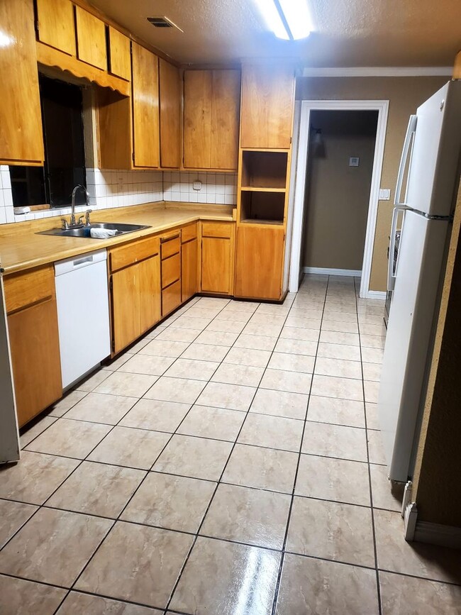 Building Photo - Do not disturb tenants- Must Apply to sche...