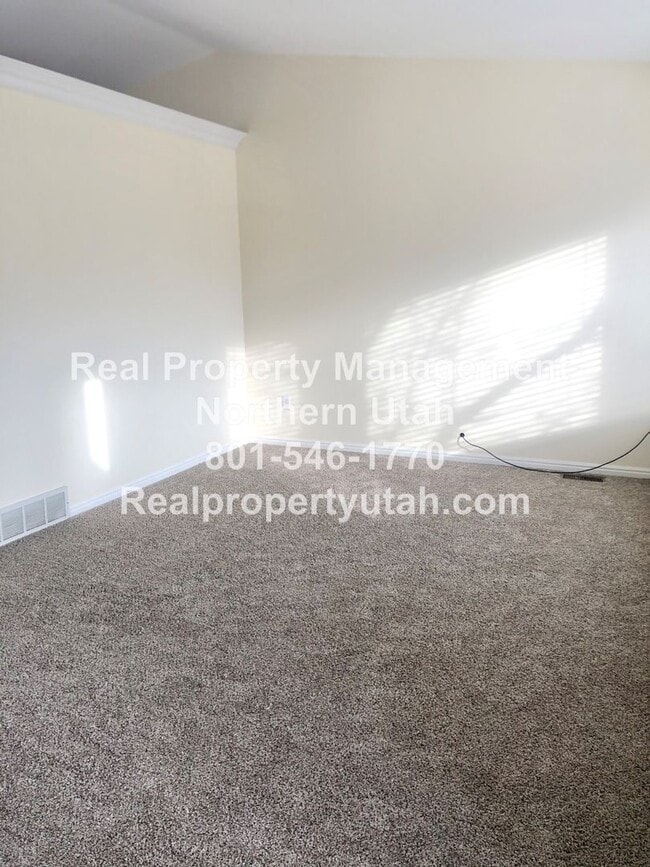 Building Photo - 4 Bedroom 2.5 Bathroom House In Layton