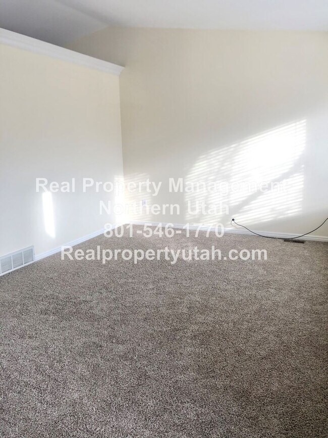 Foto del edificio - 4 Bedroom 2.5 Bathroom House In Layton