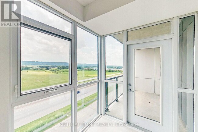 Photo du bâtiment - 550 N Service Rd