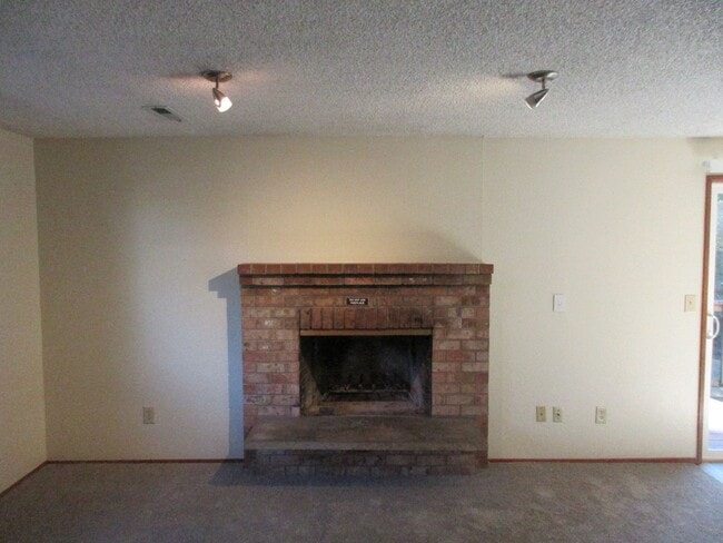 Foto del edificio - Large 2 bedroom w/ New carpet!