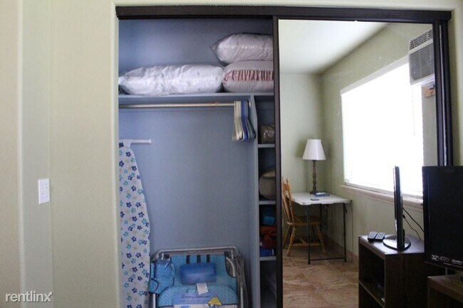 Building Photo - 1 br, 1 bath House - 2600 Mikoi Pl