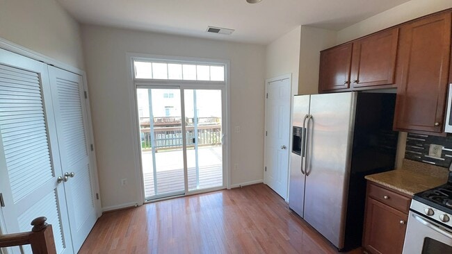 Foto del edificio - Gorgeous 3 Bed 3.5 Bath Interior Townhome ...