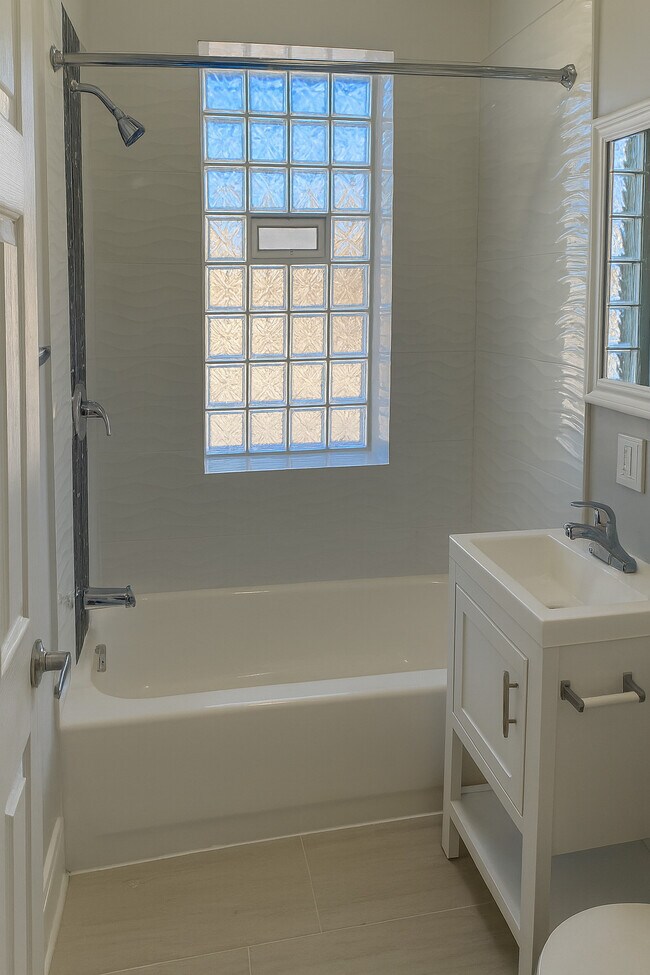 Building Photo - 8209 S Ellis Ave