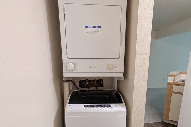 Building Photo - Emerald Park Apartments