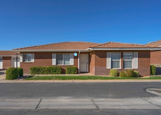 Foto del edificio - Awesome Shadowbrook Townhome in the Center of it all!