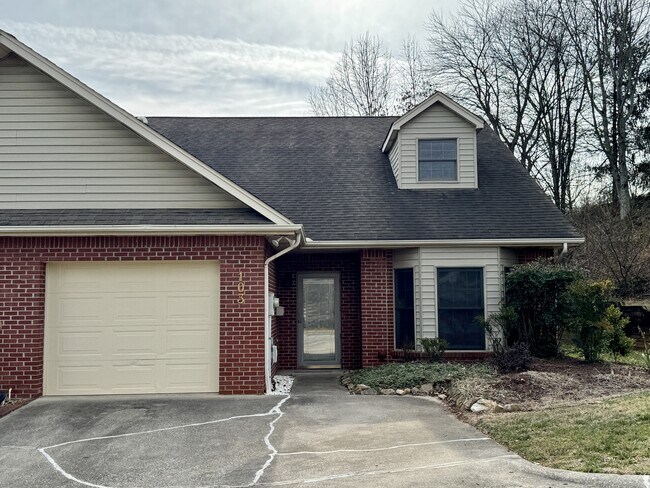 Building Photo - 103 Pinewood Dr