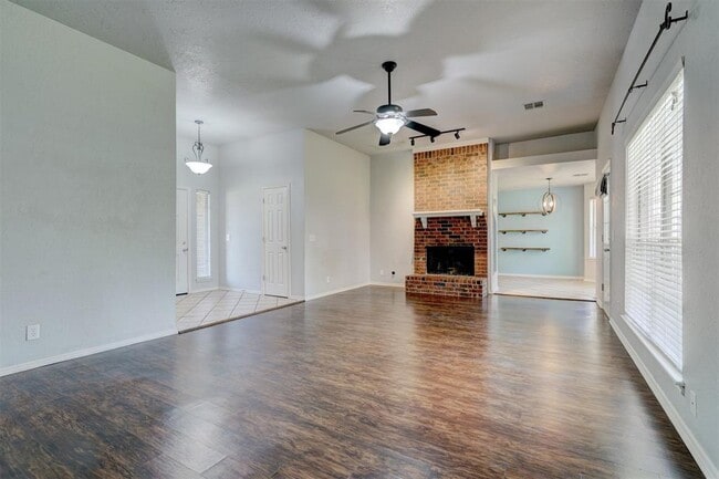 Building Photo - 1019 Dustin Dr