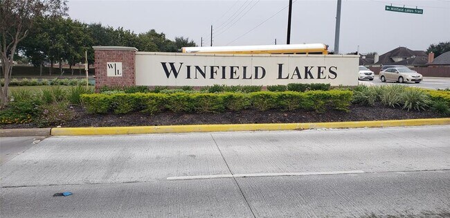 Foto del edificio - 2702 Golden Hills Ct
