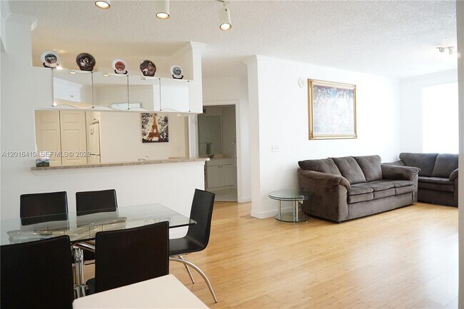 Foto del edificio - 17100 N Bay Rd