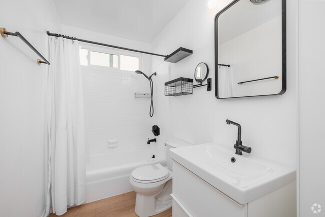 2BR, 2BA - 1,000SF - Bathroom - 10844 Rose Ave