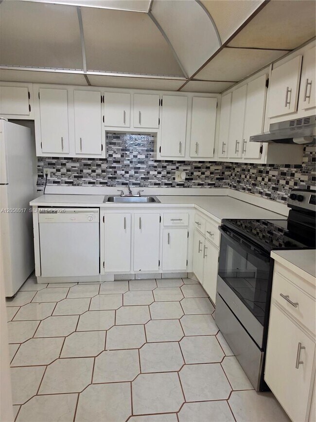Building Photo - 4158 Inverrary Dr