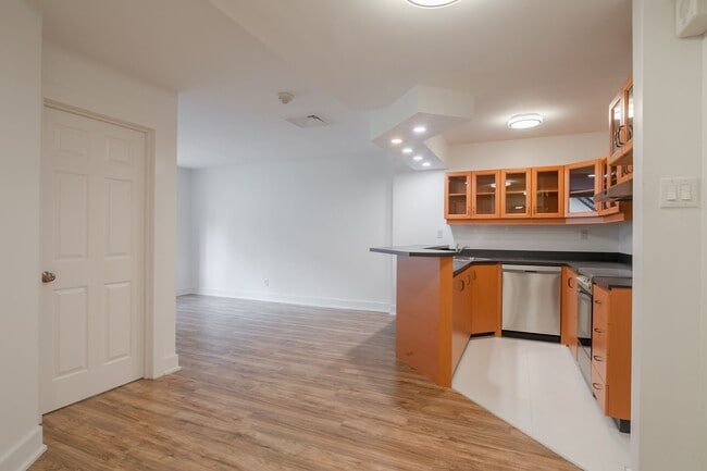 Building Photo - 3545 Cote-des-Neiges Road