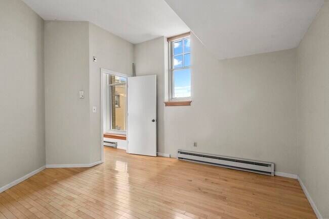 Building Photo - 351 W 4th St
