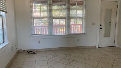 Building Photo - 820 Temple Ave