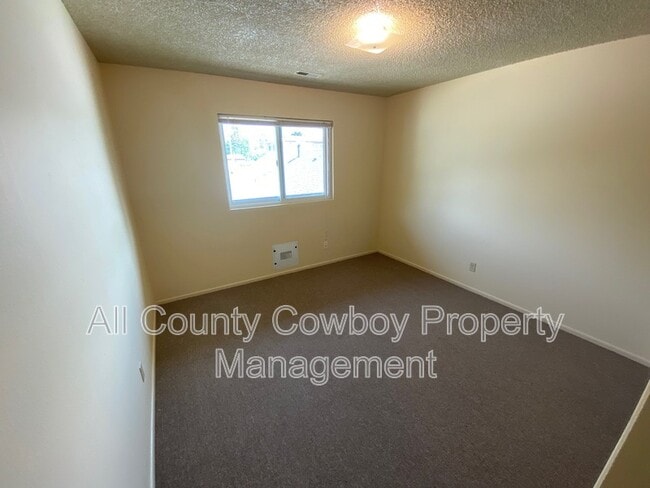 Building Photo - 1314 E Gibbon St