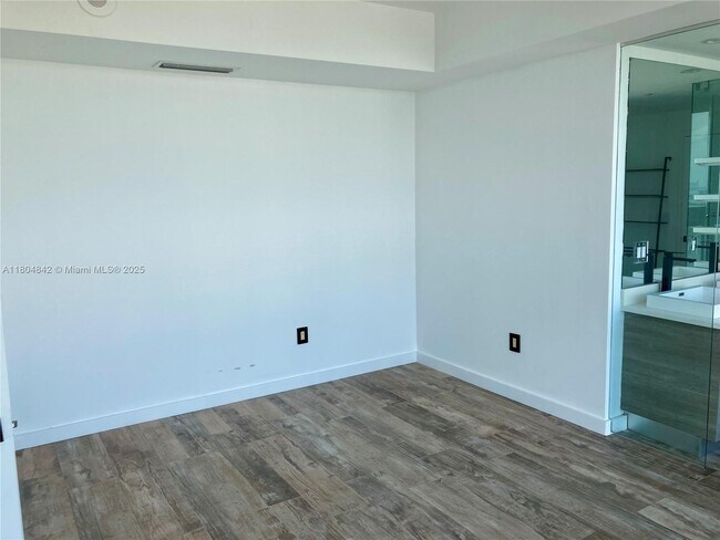 Foto del edificio - 650 NE 32nd St