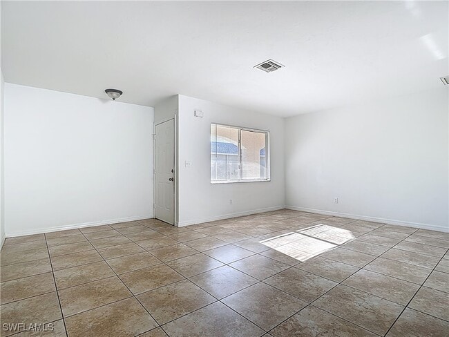 Foto del edificio - 1107 Cape Coral Pkwy W