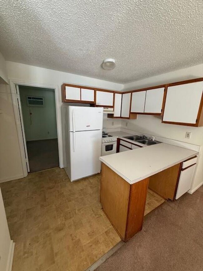 Building Photo - This is a great unit, come check it out today!!