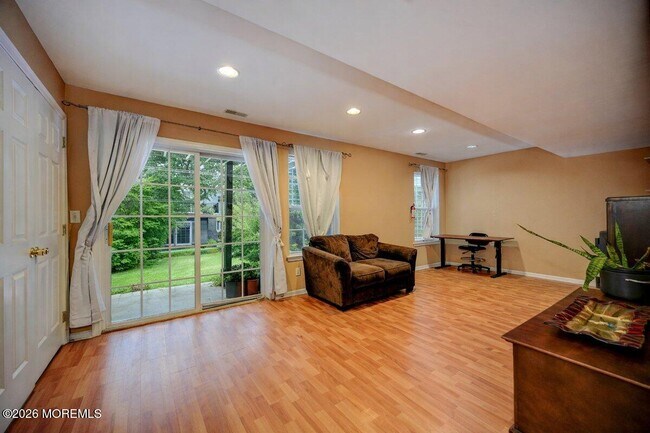 Foto del edificio - 319 Bernard Dr