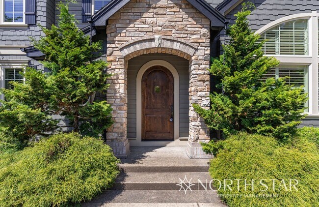 Building Photo - Idyllic Lake Oswego Home