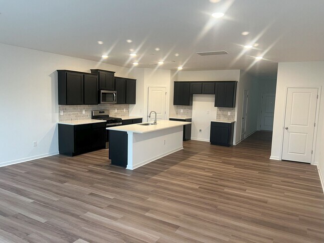 Foto del edificio - Bright & Modern 3-Bedroom Townhome in a Prime Triangle Location!