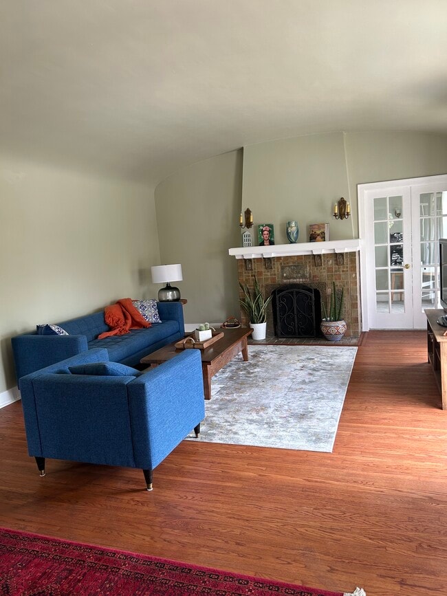 Living Room - 904 S Sycamore Ave