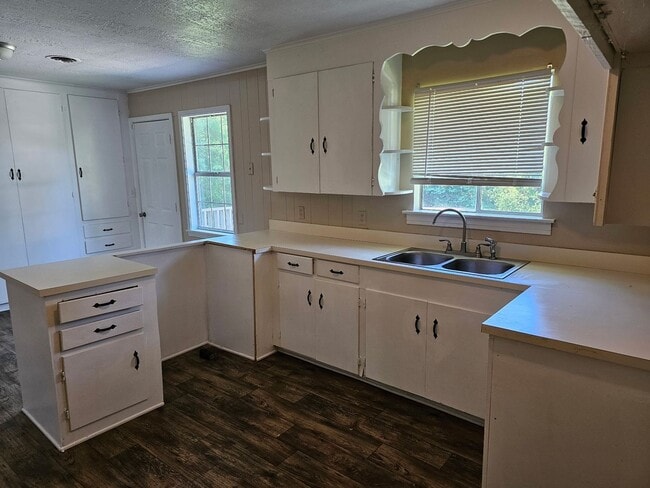 Building Photo - 701 Waterview Dr