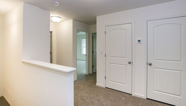 Foto del edificio - BEAUTIFUL 3BD/2.5BTH Townhome - Belmont - JULY MOVE IN
