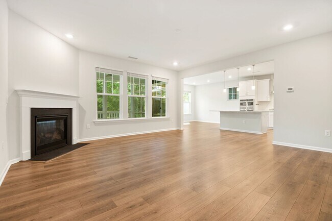 Foto del edificio - Stunning and spacious end-unit townhome in North Raleigh!