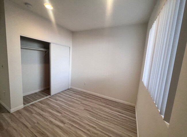 Foto del edificio - 6829 Simpson Ave