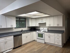 Building Photo - 2122 Orchard Dr