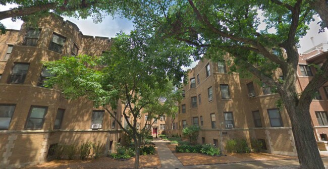 Beautiful Courtyard Building on Cornelia Ave - 538 W Cornelia Ave