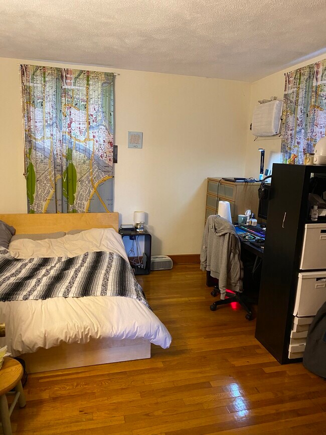 Building Photo - 211 Holland St